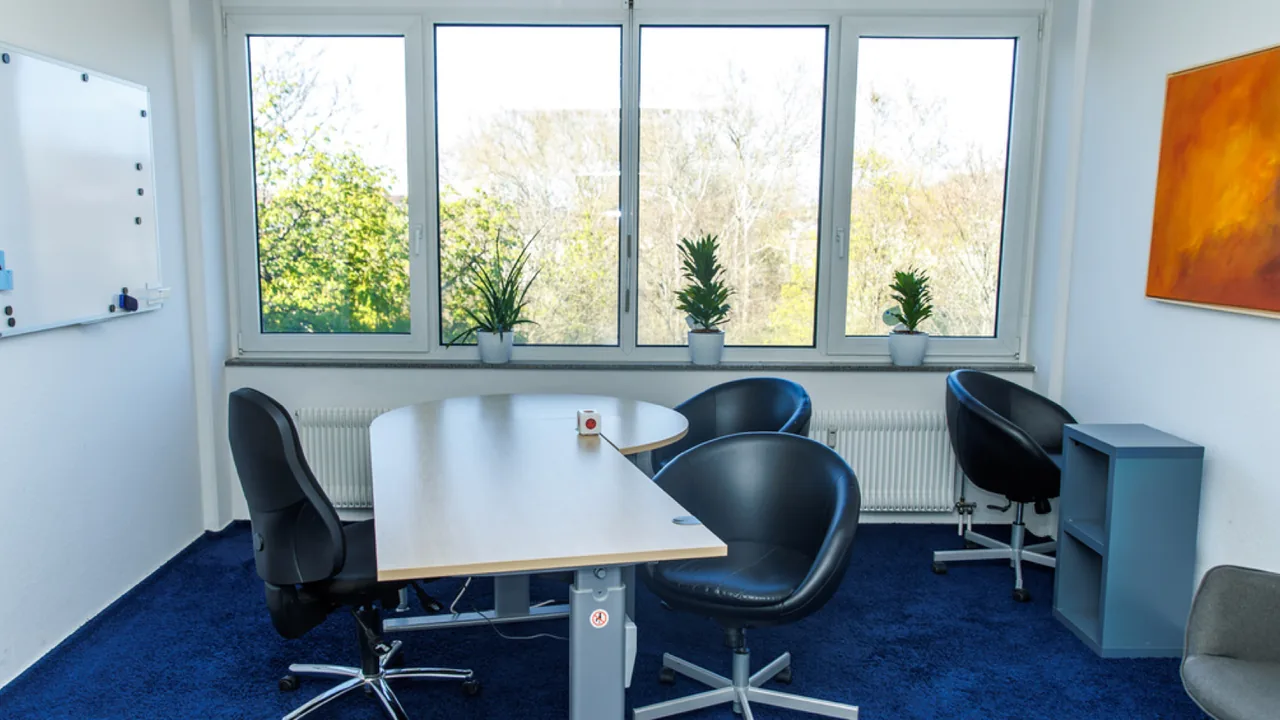 Tagesbüro mit Besprechungstisch, Whiteboard und Blick ins Grüne
